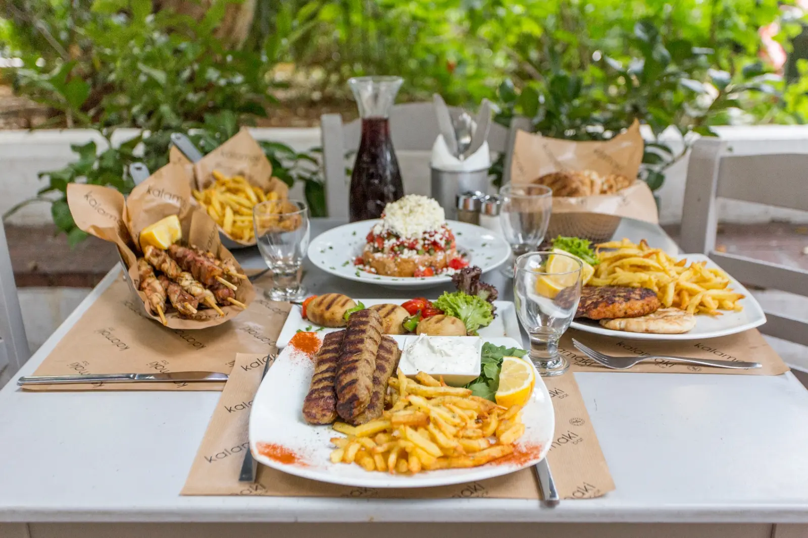 Πλήρες τραπέζι με καλαμάκια, μπιφτέκι & ντάκο